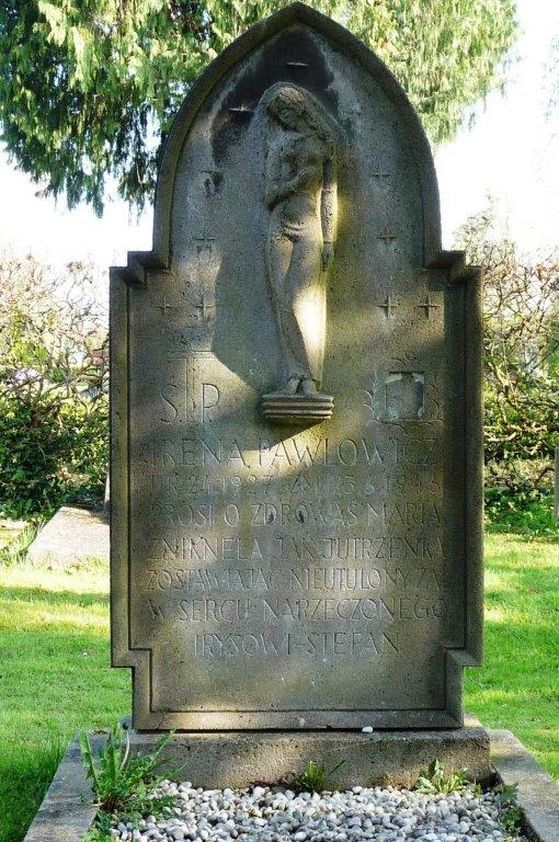 Das Foto zeigt den Grabstein der polnischen Zwangsarbeiterin Irena Pawlowicz. Die Schrift ist kaum noch lesbar, eine große Marienfigur ist eingefasst.