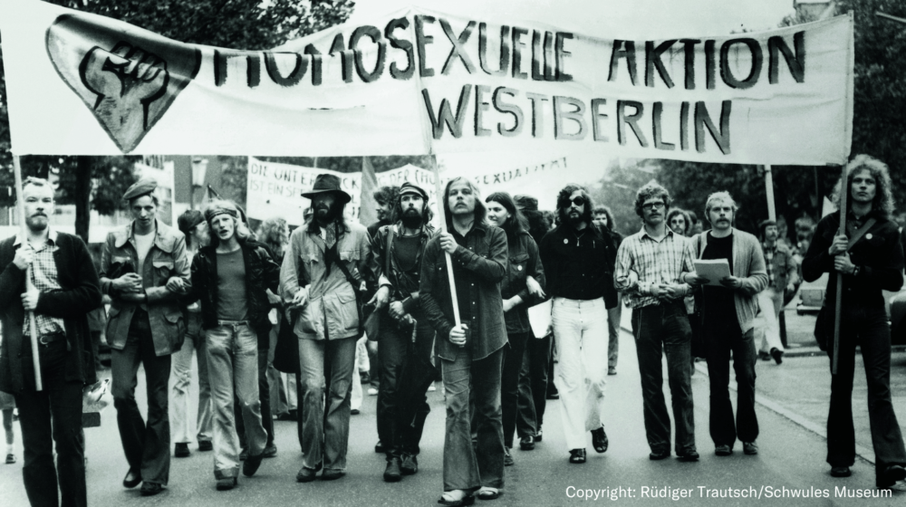 Eine Gruppe Aktivist*innen demonstriert in Westberlin für die Rechte Homosexueller und gegen den Paragraphen 175