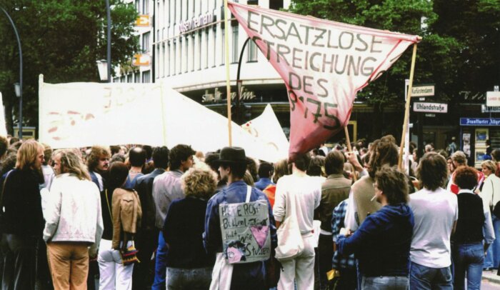 Plakat „Schwüle Nachte“ der Aktionsgruppe Homosexualität in der Lagerhalle Osnabrück (1983) zeigt Silhouetten mit einem rosa Winkel auf der Brust