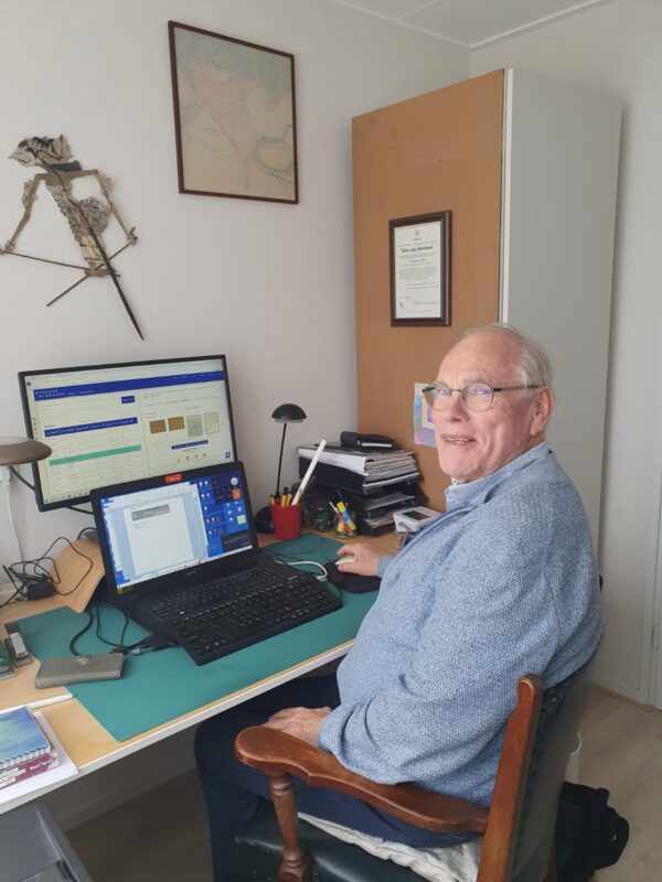 Der Freiwillige Theo van Bemmel bei Recherchearbeiten im Online-Archiv der Arolsen Archives.