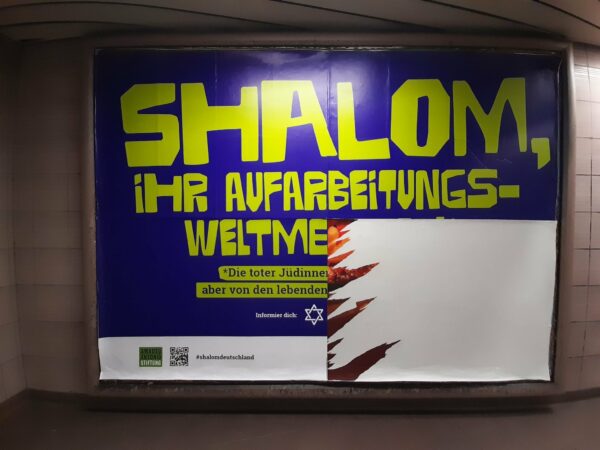 Ein offenbar mutwillig zerstörtes Plakat der "Shalom Deutschland"-Kampagne.